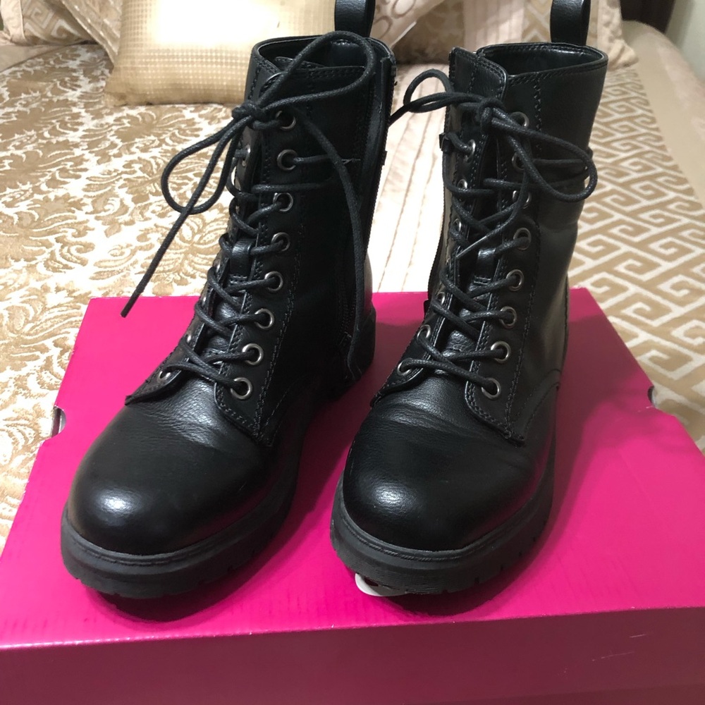 Ladies lace up boots. Long zipper for easy off and on . Very sturdy